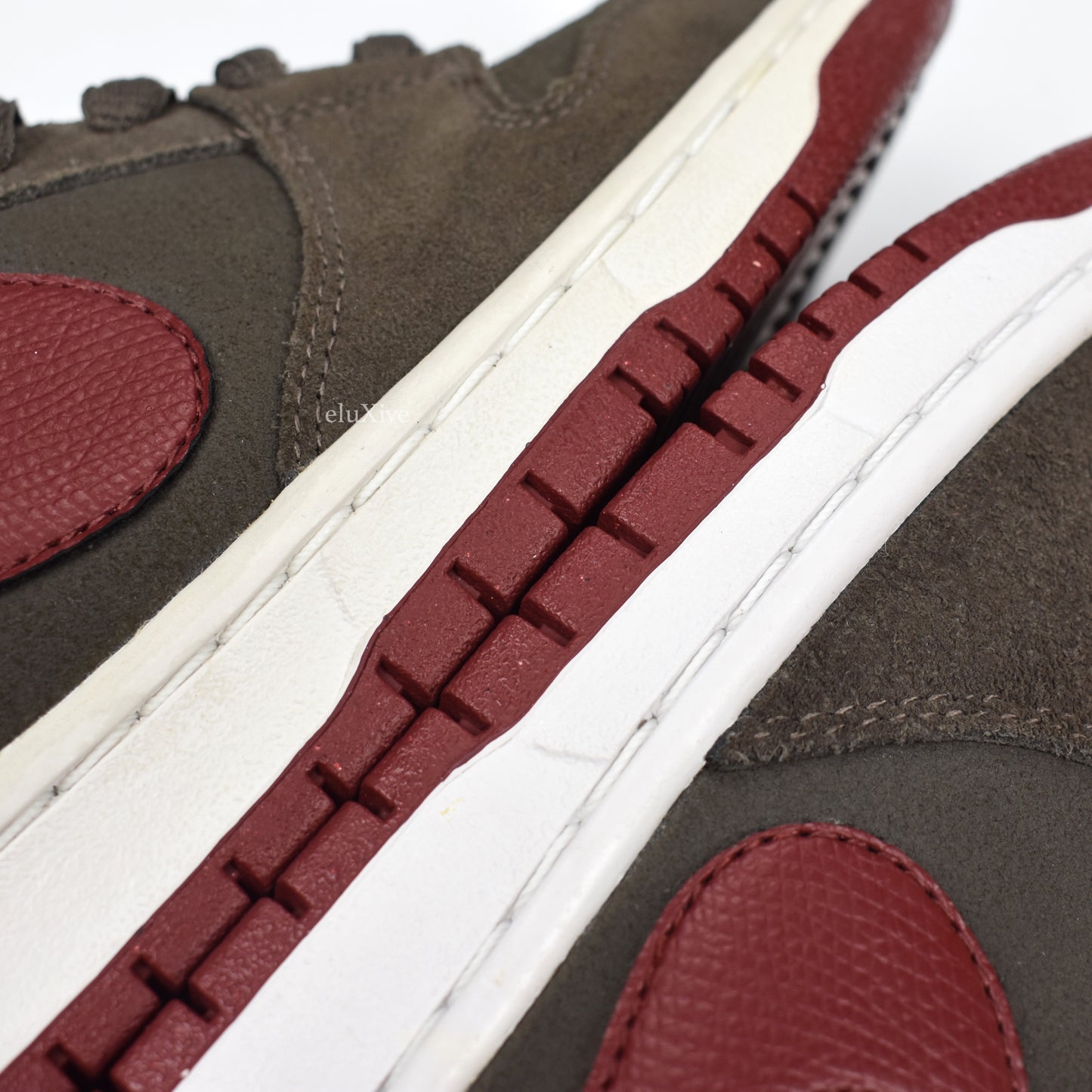 Nike - Dunk Low Pro SB (Ironstone/Barn Red)