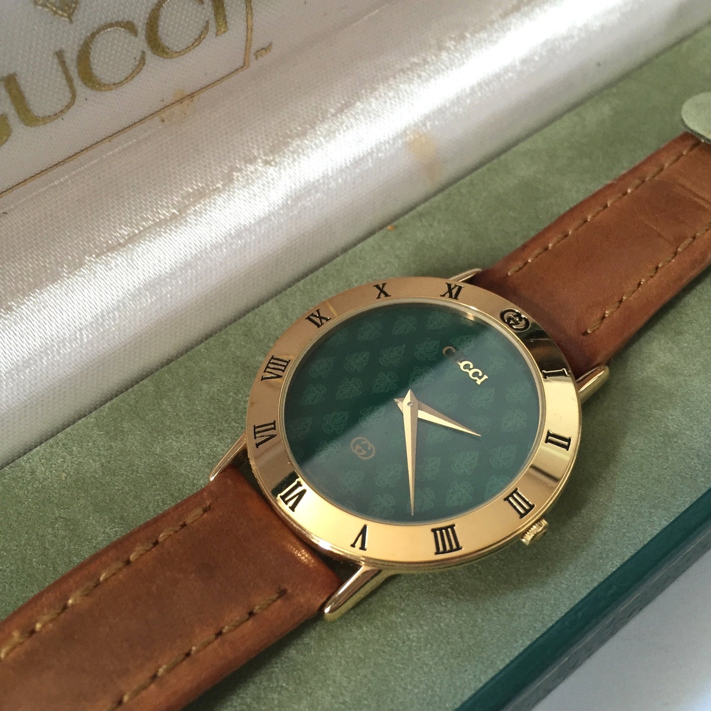 Gucci - Men's 3000M Crest Dial Watch