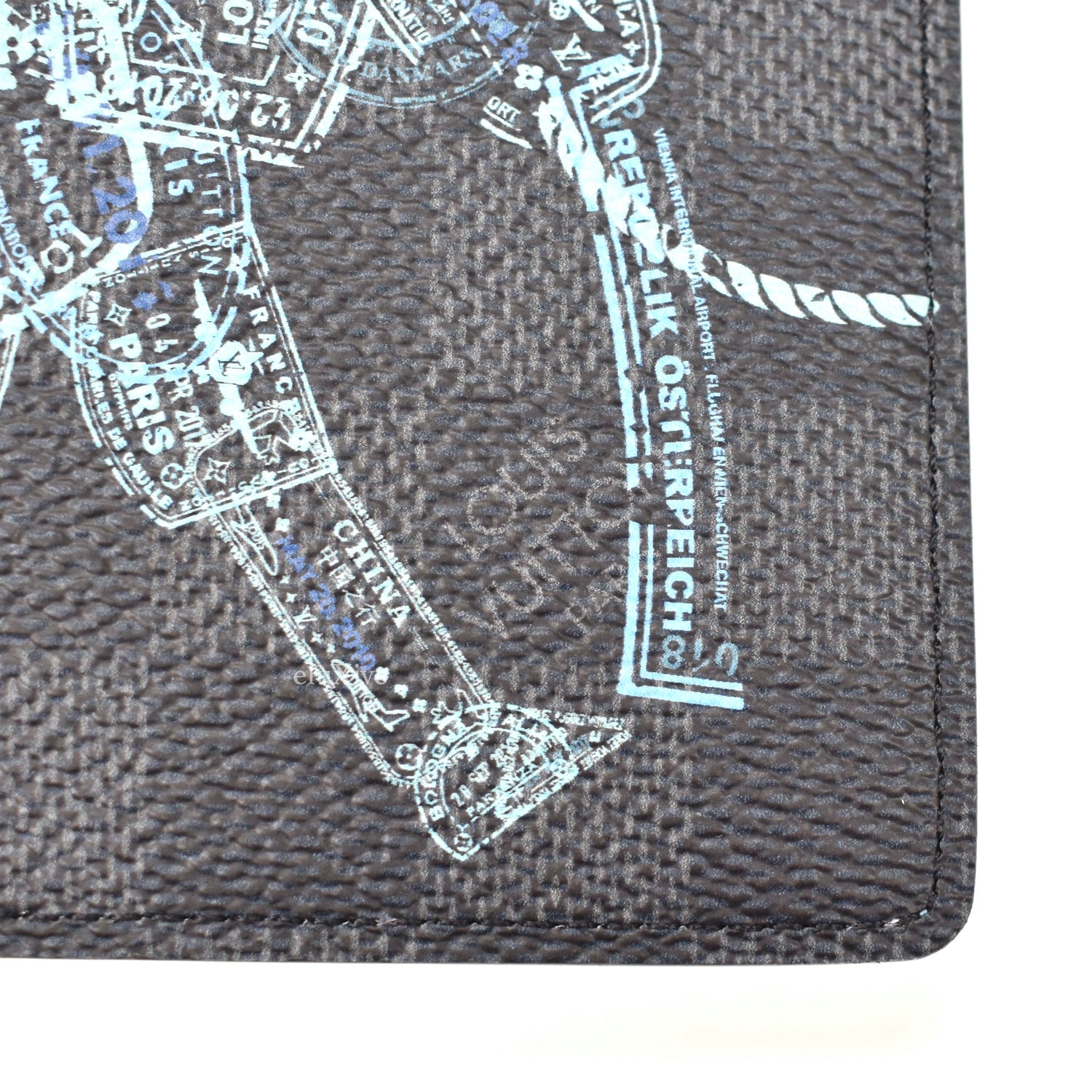 Louis Vuitton Damier Graffiti Wallet & Passport Cover Holder Wallet