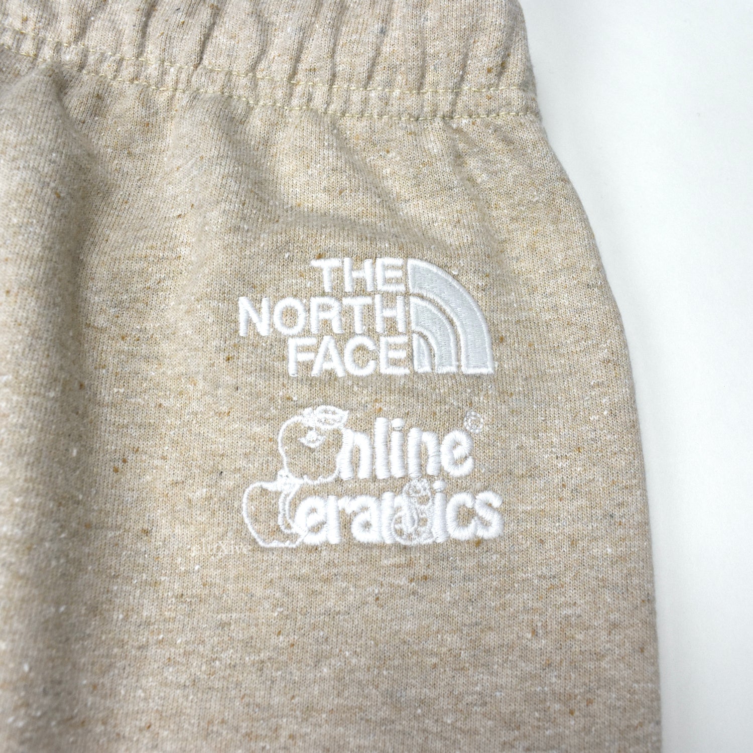 THE NORTH FACE x ONLINE CERAMICS TAPERED BEIGE LOGO SWEATPANTS